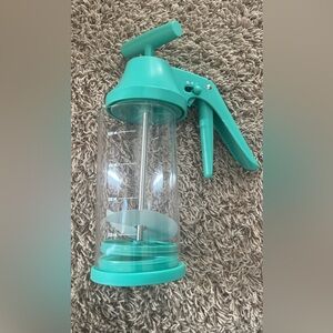 Pampered Chef batter mixer and dispenser